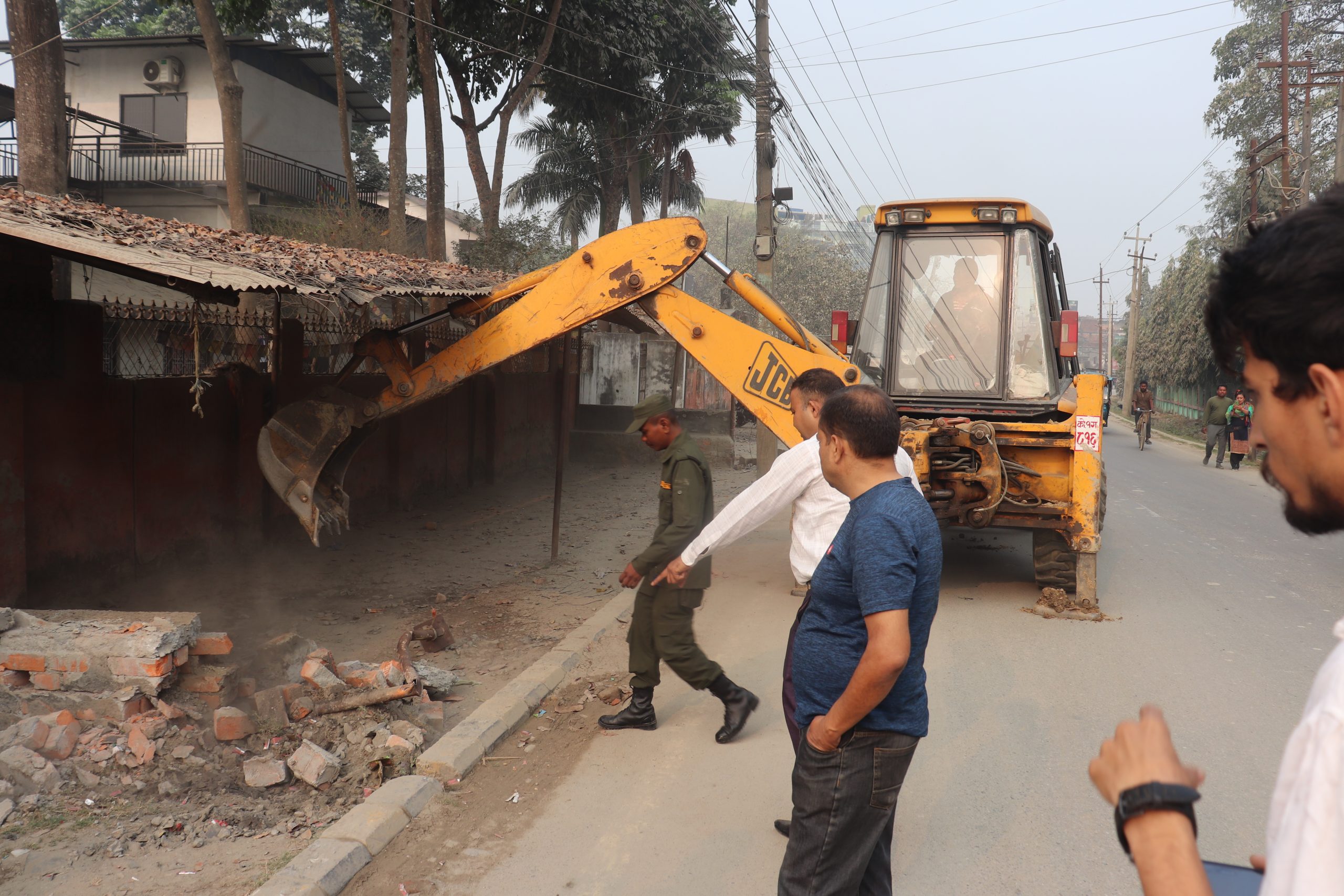 सडक मापदण्डमा परेका संरचनामा डोजर