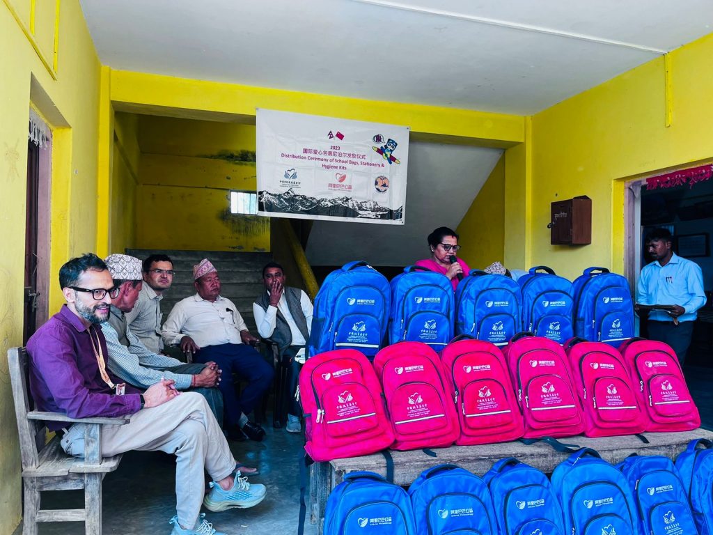 चाइना फाउन्डेसनद्वारा मोरङका तीन विद्यालयमा शैक्षिक सामग्री सहयोग