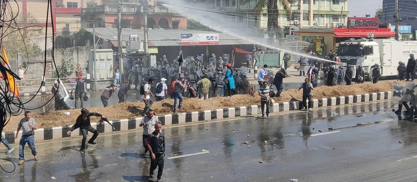 विराटनगरमा प्रहरी र पहिचान पक्षधर आन्दोलनकारीबीच झडप, ढुंगा प्रहारको जवाफमा अश्रुग्यास