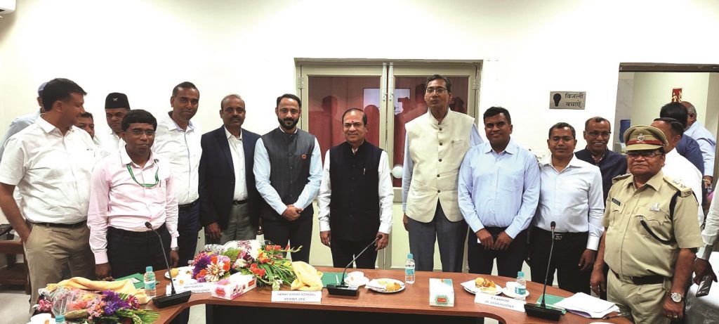 भारतीय राजश्वका अधिकारीसँग छलफल