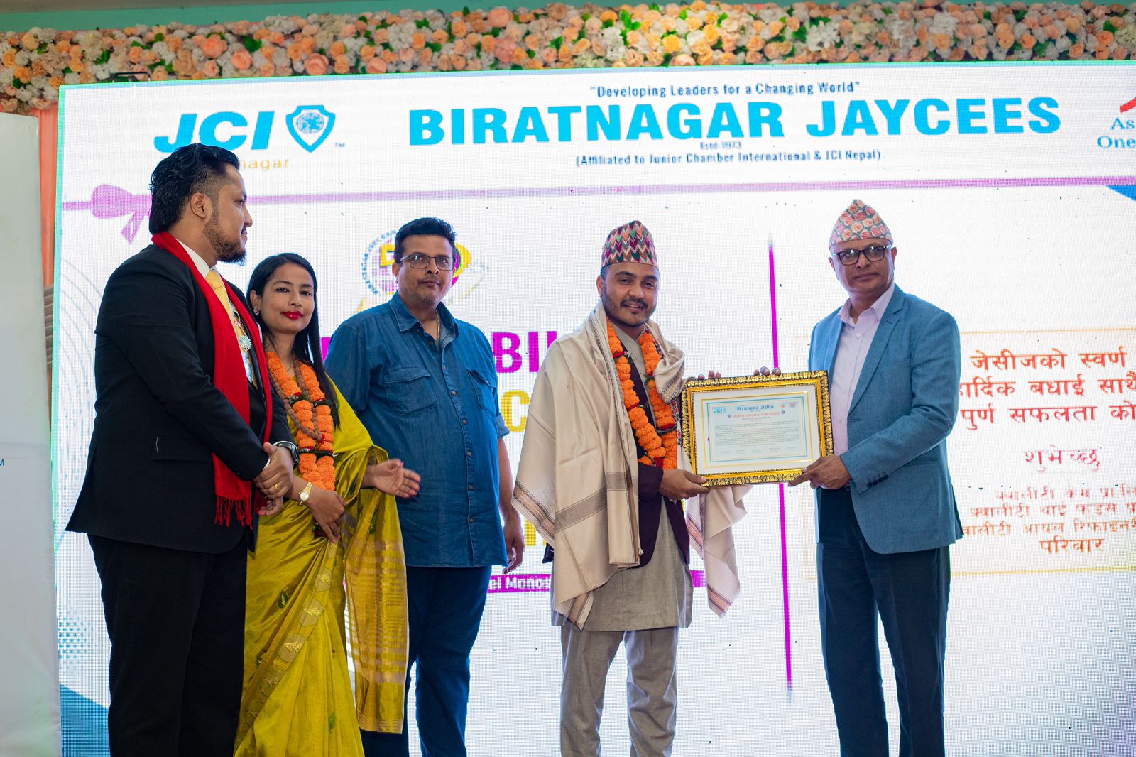 हास्यकलाकार सुमन कार्की र उद्योगी विपिन काबरा सम्मानित