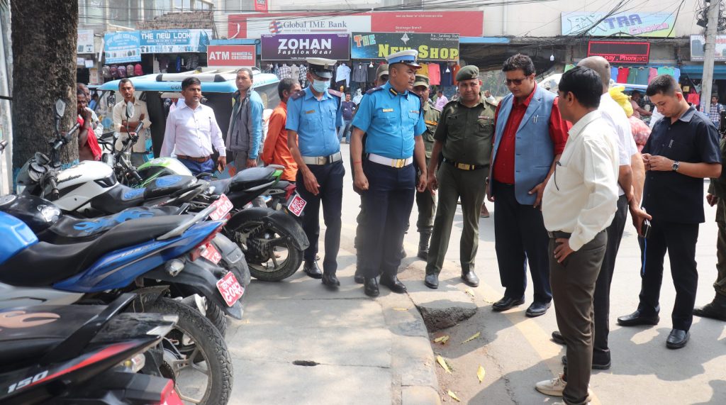 ट्राफिक प्रहरीले गरेको पार्किङ महानगरले हटायो
