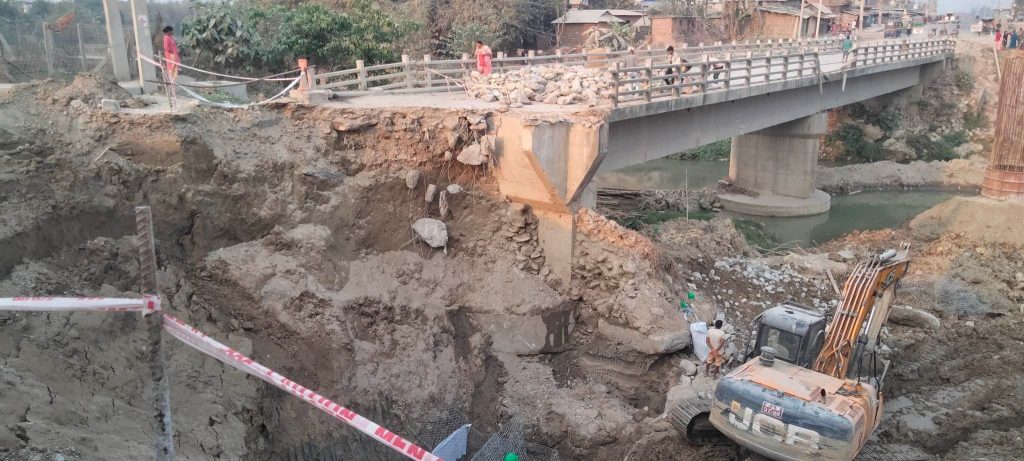 विराटनगरकाे पुष्पलाल घिनाघाट सडक अवरुद्ध, समयमै सूचना नहुँदा यात्रुलाई सास्ती 
