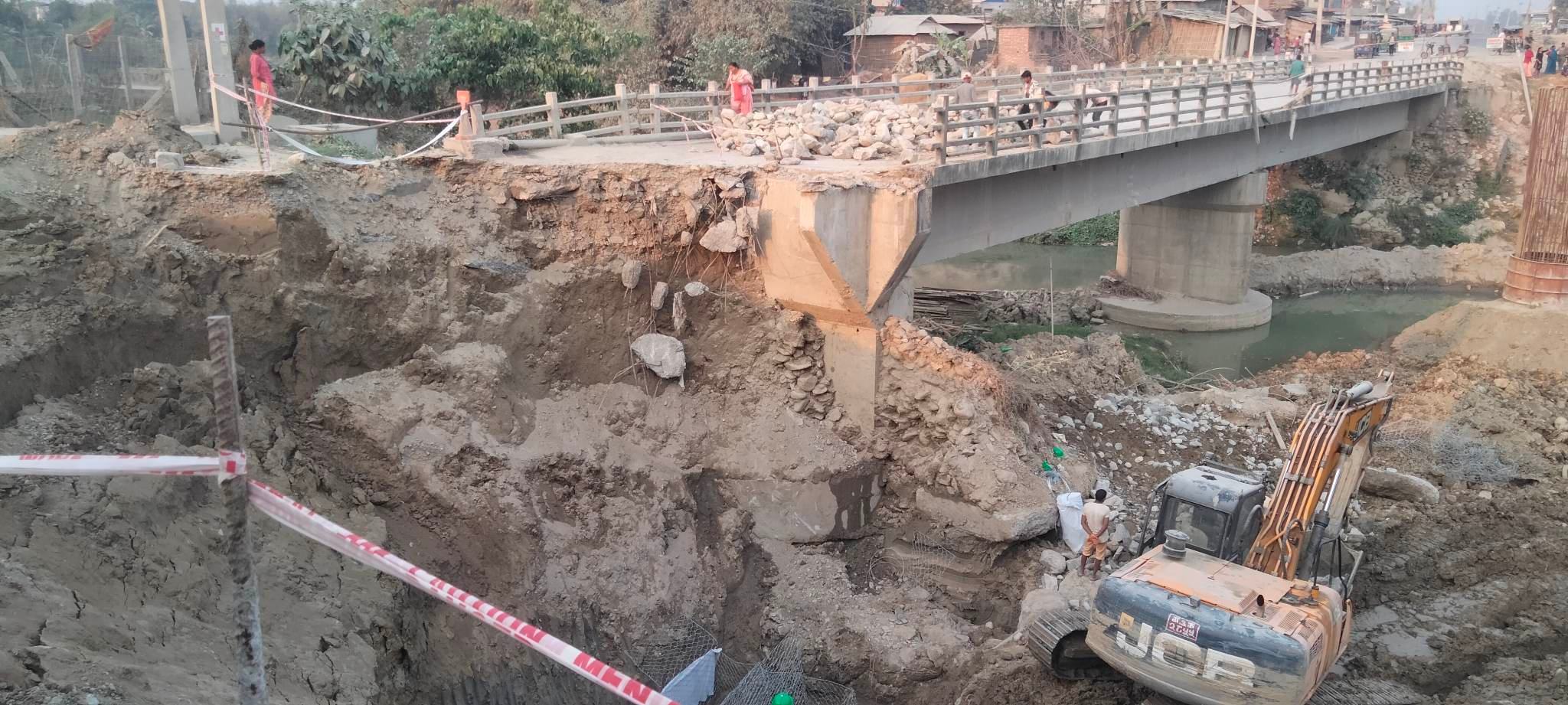 विराटनगरकाे पुष्पलाल घिनाघाट सडक अवरुद्ध, समयमै सूचना नहुँदा यात्रुलाई सास्ती 