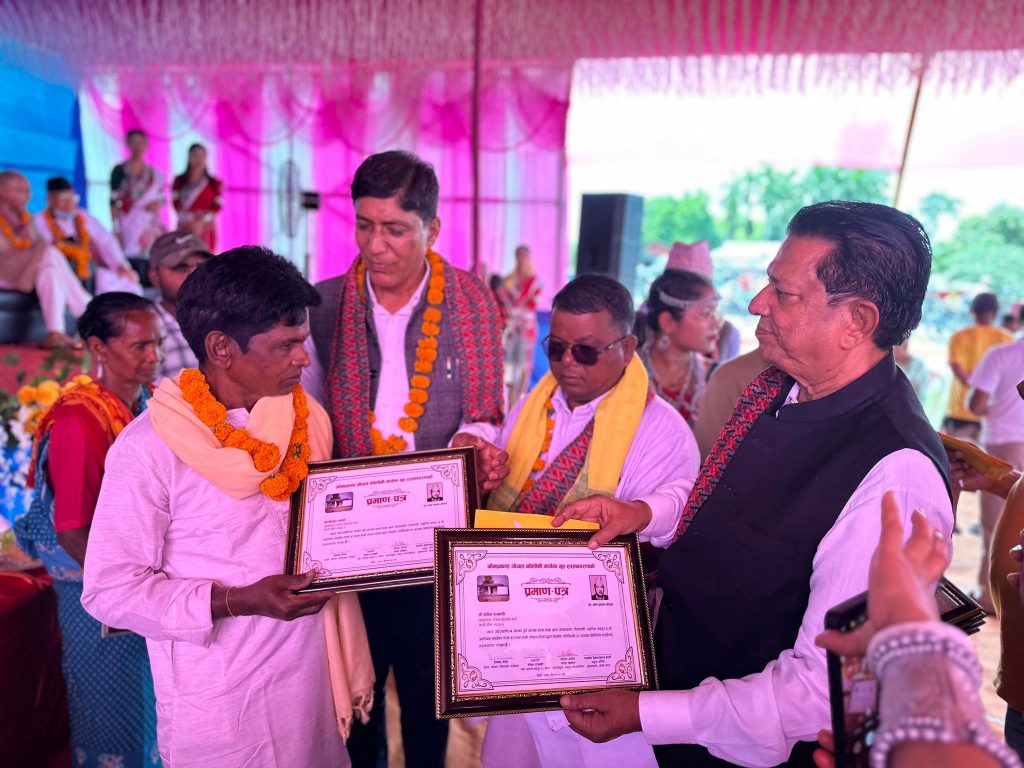 दिनबन्धु गोयलले बनाइदिए माझी र राजवंशी समुदायका १४ परिवारलाई घर