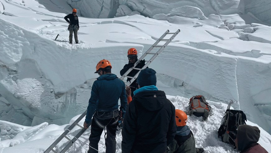 सगरमाथा आरोहणको बाटो बनाउने तीन जनाको मृत्यु