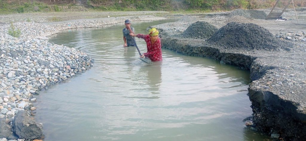 गछिया खोलामा बालुवा निकालेर चुलो बाल्नेहरु