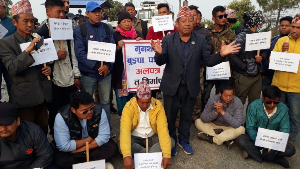 ठेकेदारले सडक अलपत्र पारेको भन्दै प्रदेश सांसदले गरे २ घण्टा चक्काजाम