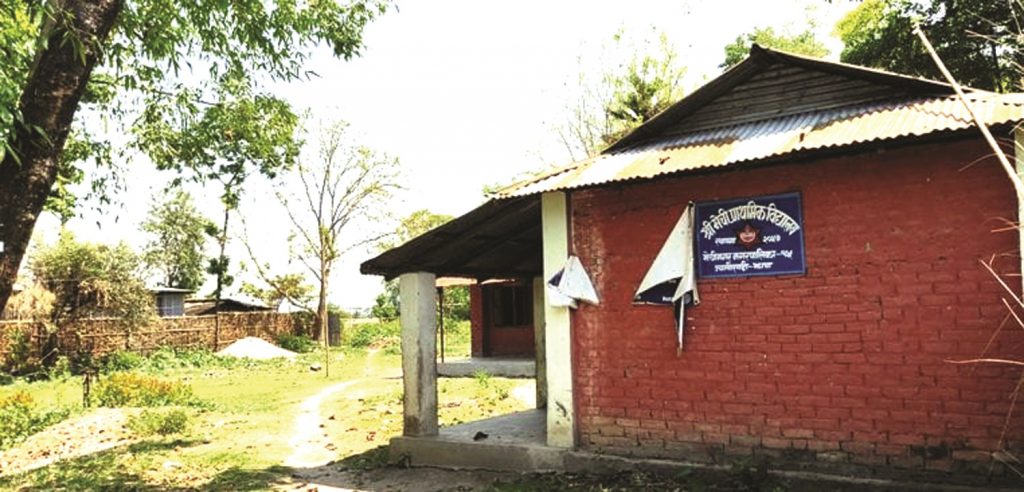 गाउँको स्कुल बन्द, भारत पढ्न जान्छन् विद्यार्थी