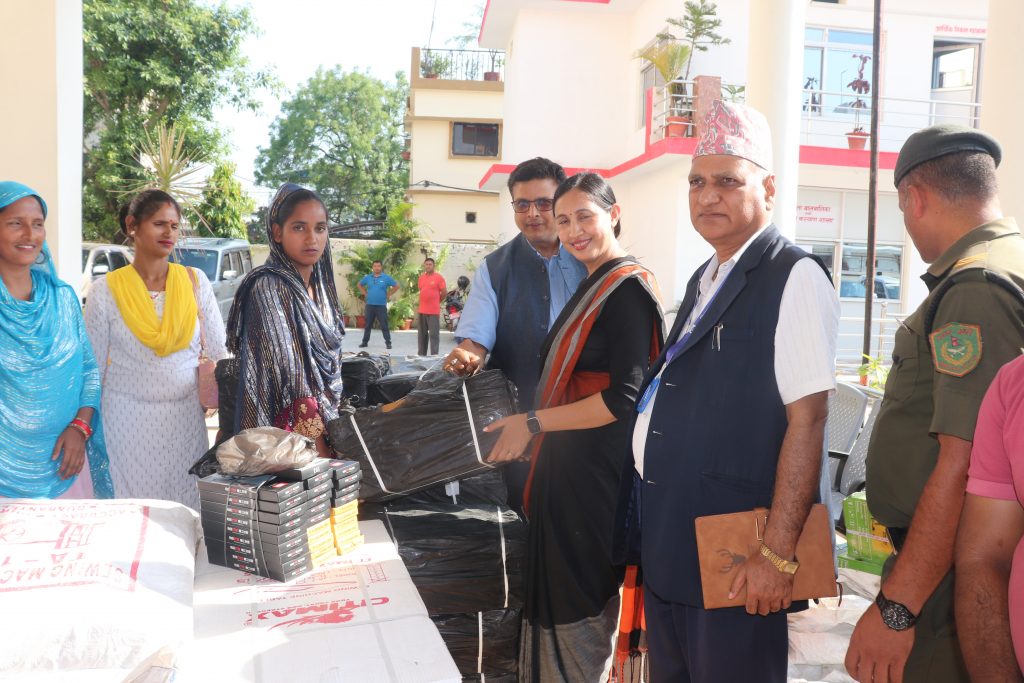 सिलाई मेसिनसहितका सामग्री प्रदान