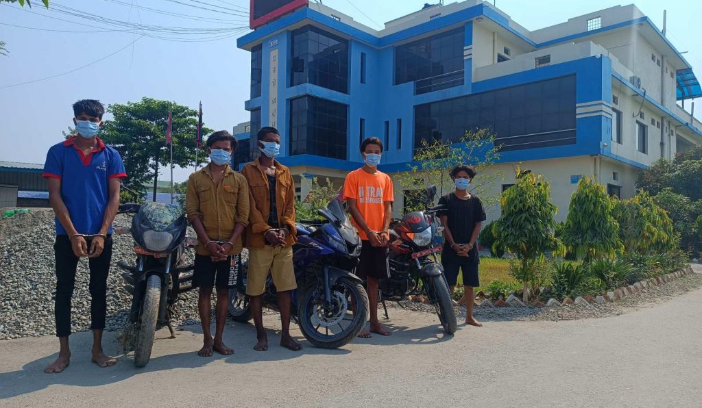 मोटरसाइकल चोरीमा संलग्न ५ जना पक्राउ