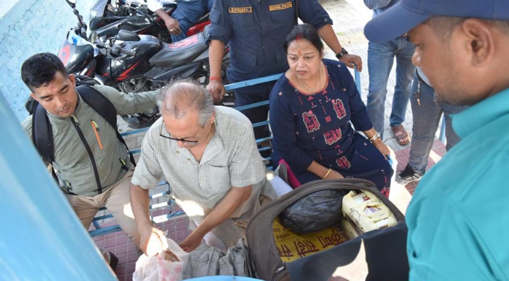 सुनका शोखिन मुरारकाले लगाएको कमिजको बटनमा र चेनमा पनि सुन !