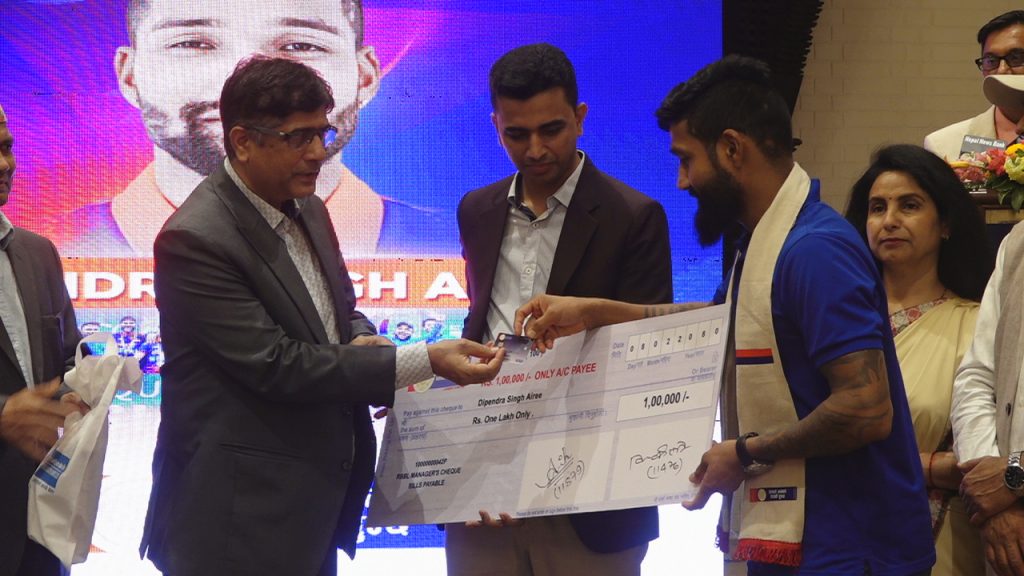 एसीसी च्याम्पियन नेपाली टोलीलाई बाणिज्य बैंकको सम्मान