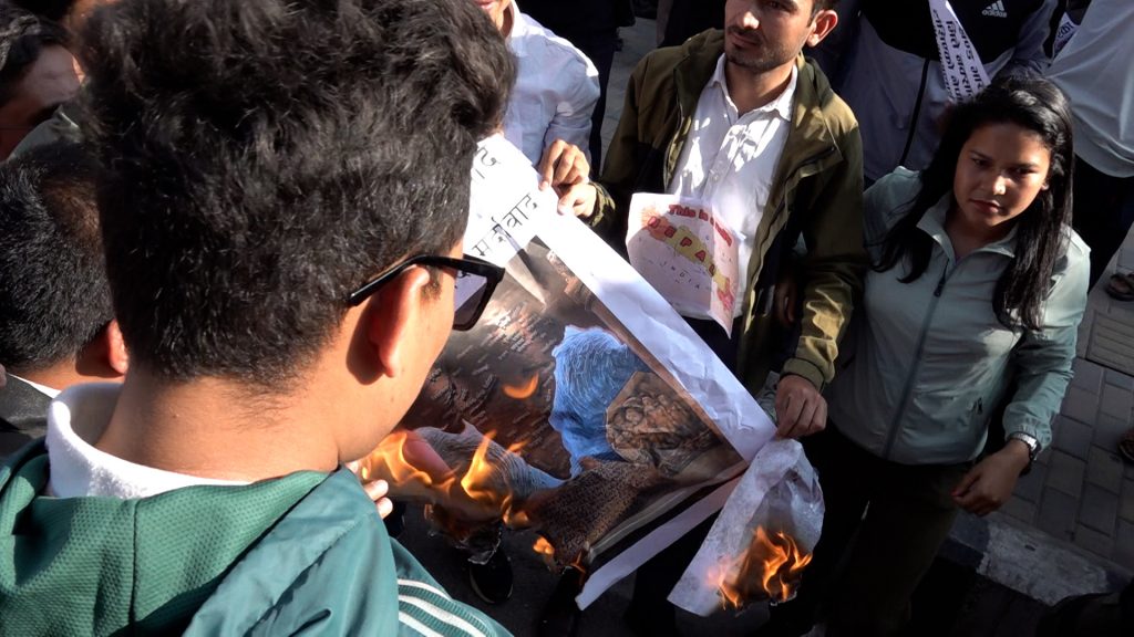 नेपाली भूमि समेटिएको नक्सा भारतीय संसद्मा राखेको भन्दै अनेरास्ववियूले जलायो भारतीय नक्सा