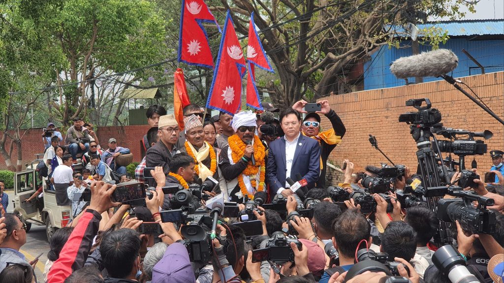 कृत्रिम खुट्टाको सहायताले सगरमाथा आरोहण गरेका बुढामगरलाई पर्यटन मन्त्रीले गरे स्वागत