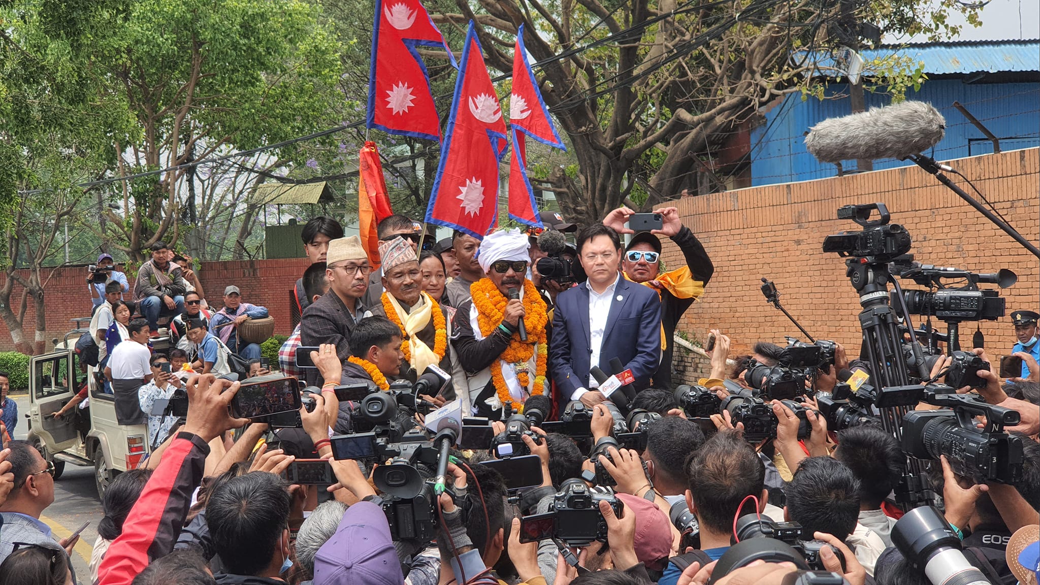 कृत्रिम खुट्टाको सहायताले सगरमाथा आरोहण गरेका बुढामगरलाई पर्यटन मन्त्रीले गरे स्वागत
