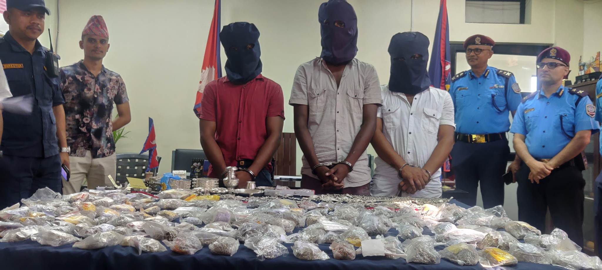 विराटनगरबाट ३६ केजी चाँदीसहित तीन जना पक्राउ