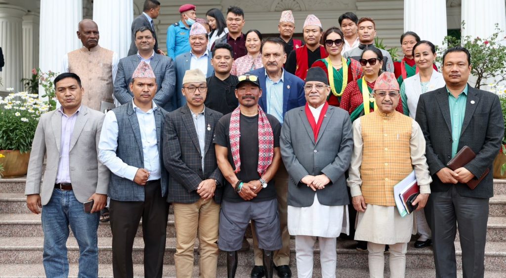 सगरमाथाको सफल आरोहण गरेका बूढामगरलाई राष्ट्रपति र प्रधानमन्त्रीले दिए बधाई