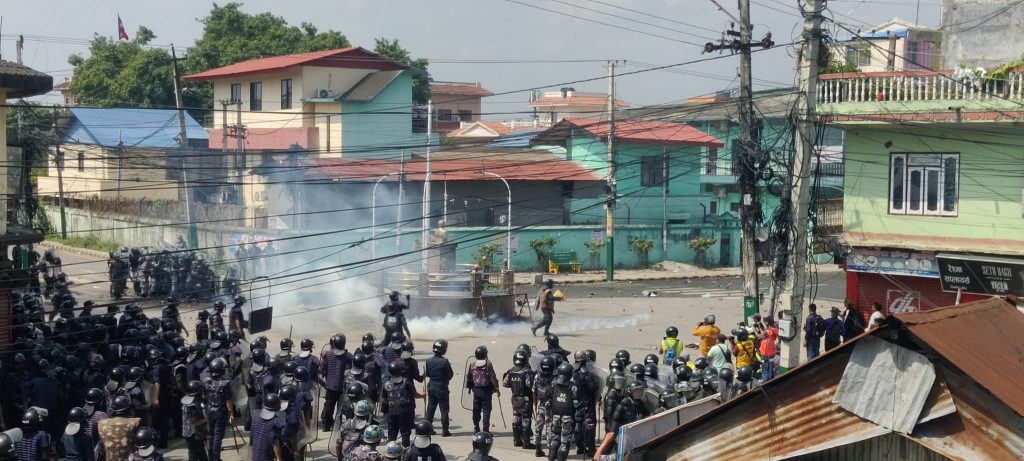 कोशी प्रदेशसभा : बाहिर आन्दोलन र झडप, संसदमा जोडदार वार्ताको माग (भिडियो)