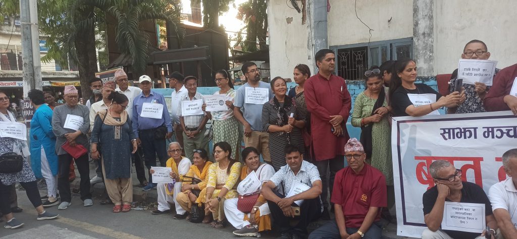 विराटनगरमा सडकमा कविता वाचन गरी भ्रष्टाचारको विरोध