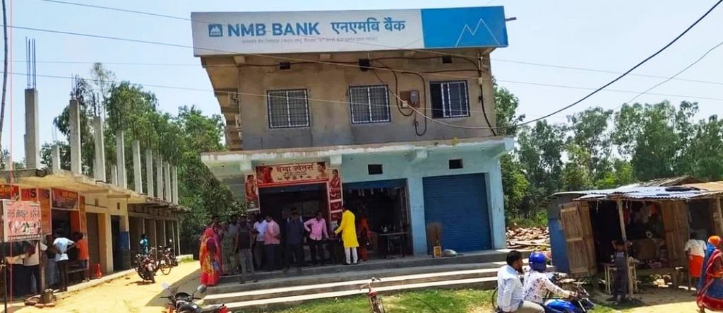 एनएमबी बैंकको ३५ लाख लुटियो