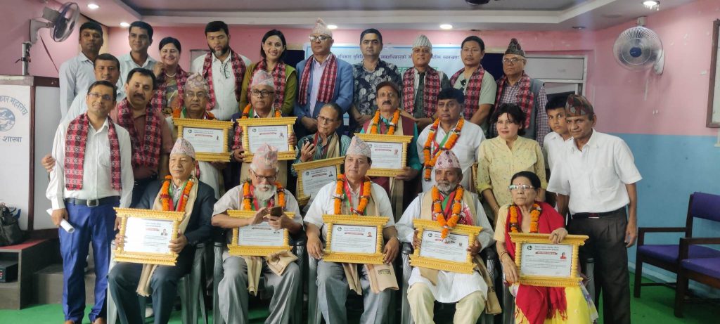 १२ जना अग्रज पत्रकार सम्मानित