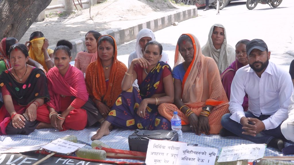 सिर्सियाको प्रदूषित पानी बोतलमा भरेर काठमाडौँमा प्रदर्शन
