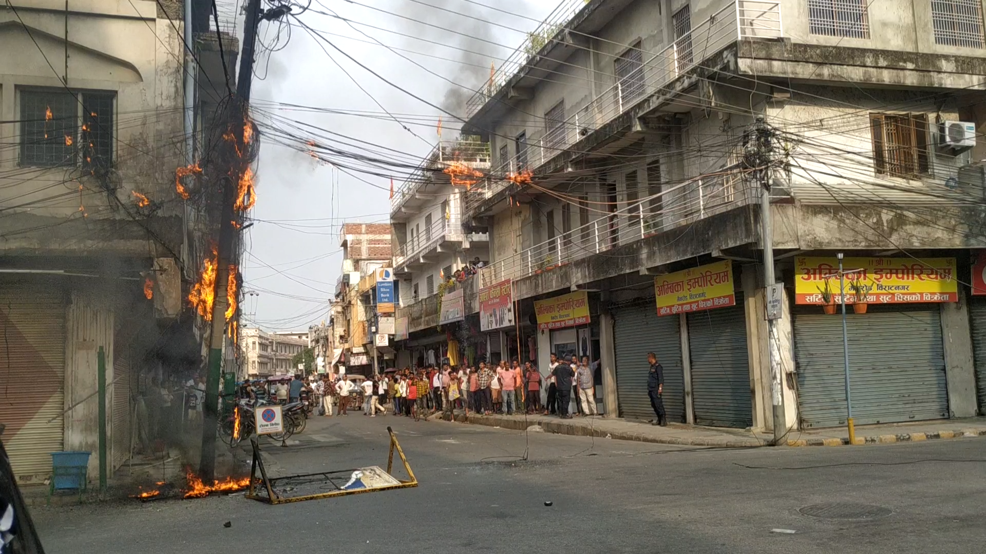 विराटनगरको बाटारोडमा लागेको आगो एकघण्टापछि नियन्त्रणमा