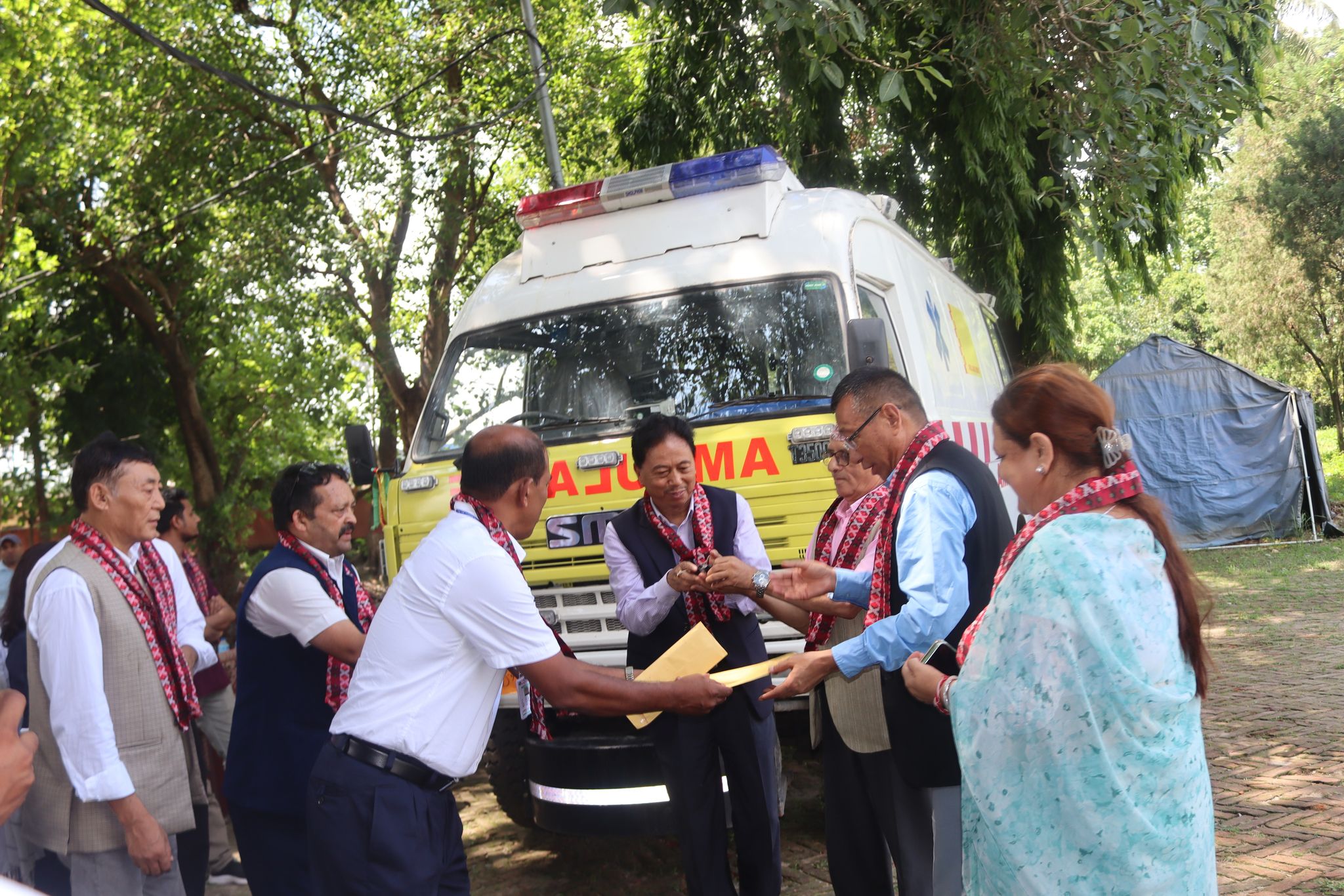 प्रदेश प्रमुखको पहलमा मेन्छ्यायेम अस्पताललाई एम्बुलेन्स हस्तान्तरण