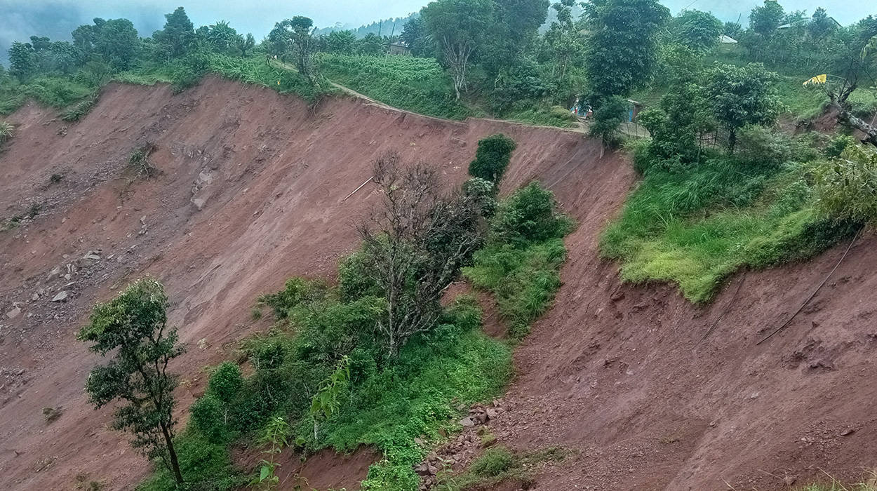 पहिरोमा परेर एक बालकको मृत्यु