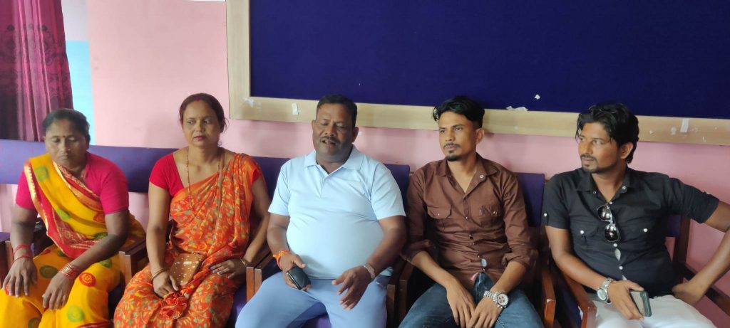 अलपत्र हुलाकी सडक बनाउन माग राख्दै जनप्रतिनिधिहरु अनसन बस्ने