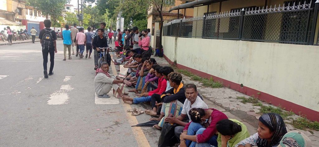 मोरङबाट तीन दिनमा ४६४ नागरिकता वितरण, साउन २६ गतेसम्मको टोकन बाँडियो