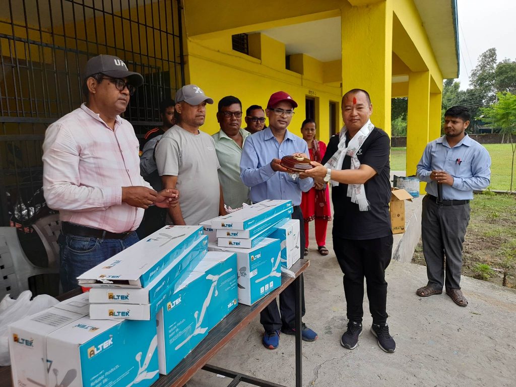 विद्यालयलाई पंखा हस्तान्तरण