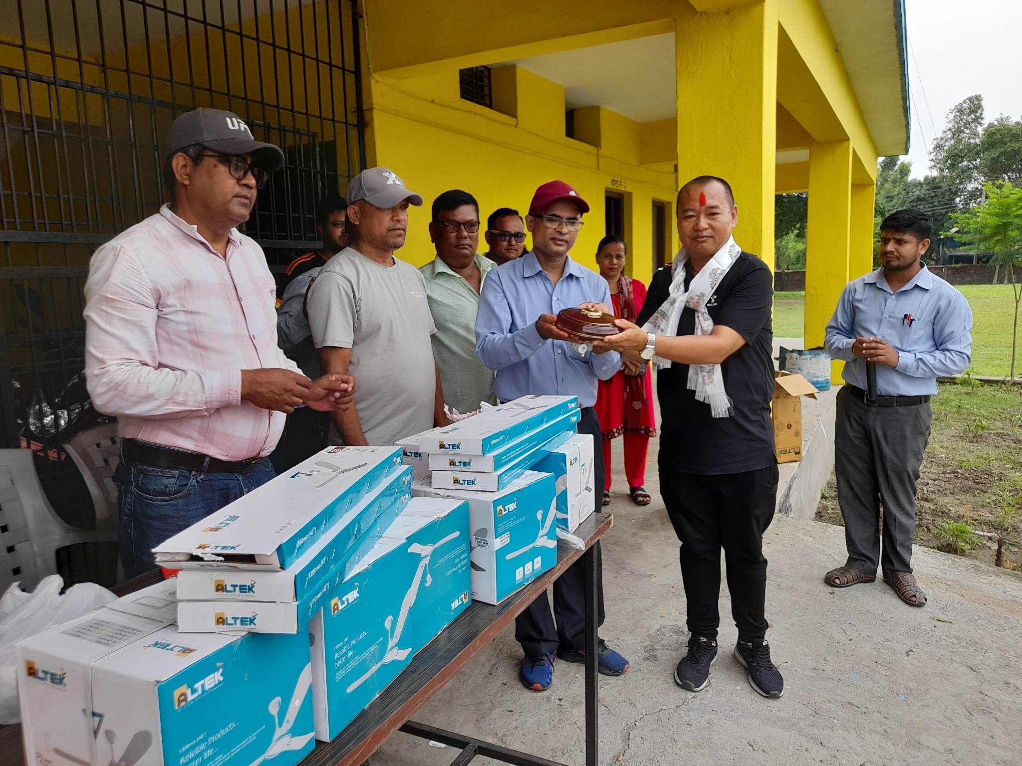 विद्यालयलाई पंखा हस्तान्तरण