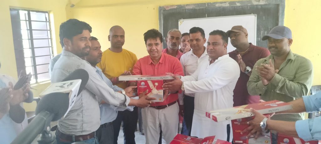 काँग्रेसका युवा नेता गिरिद्वारा सामुदायिक विद्यालयलाई पंखा वितरण