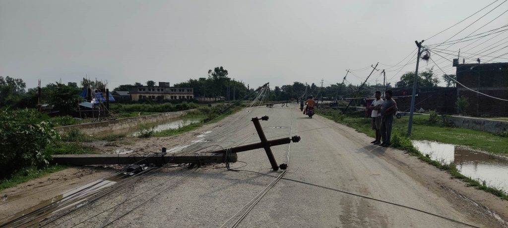 हावाहुरीले पोल ढालेपछि बिराटनगरमा रातिदेखि नै विद्युत अवरुद्ध