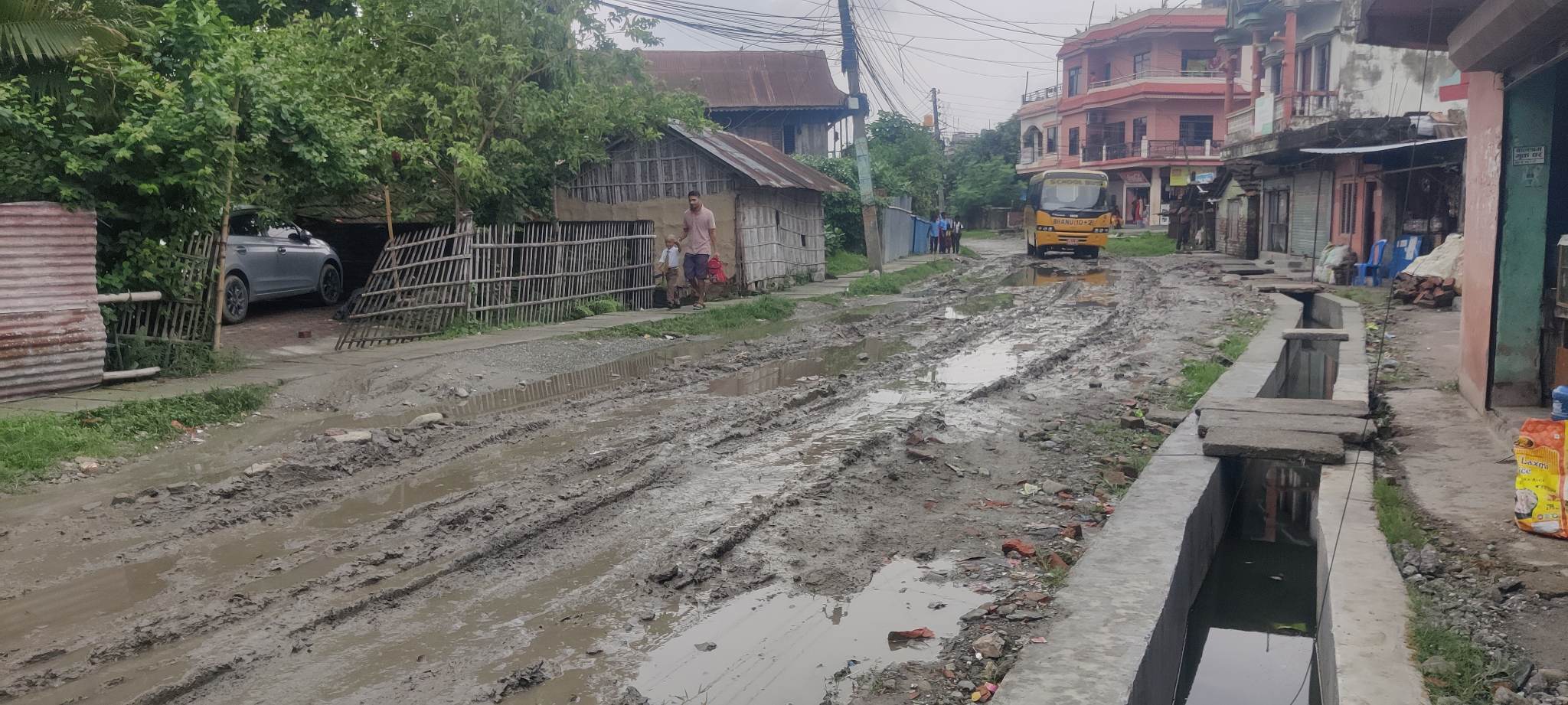 विराटनगरको हिलाम्मे सडक, सास्तीपूर्ण यात्रा (फोटो फिचर)