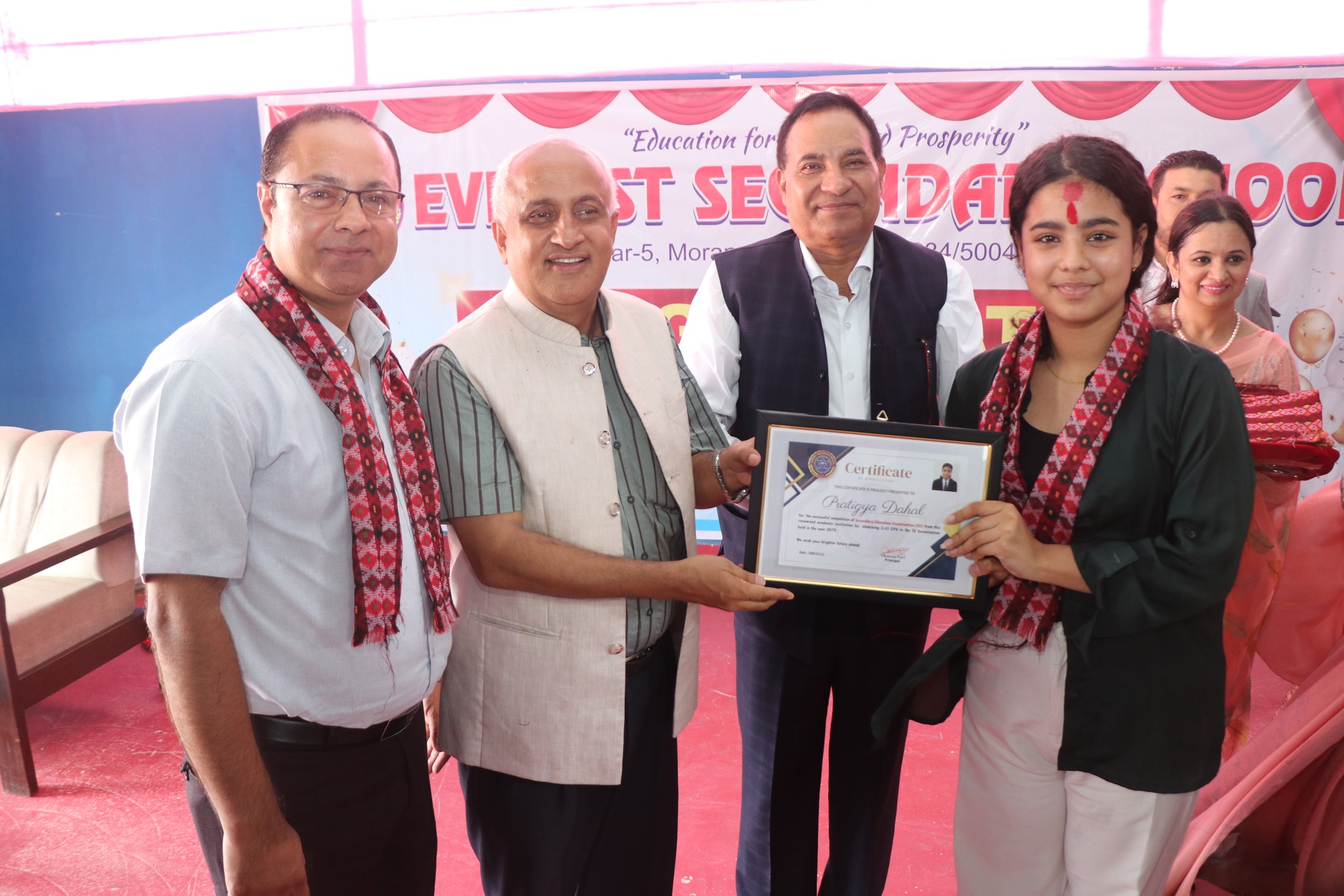 विद्यार्थी र अभिभावकलाई एभरेष्टको सम्मान