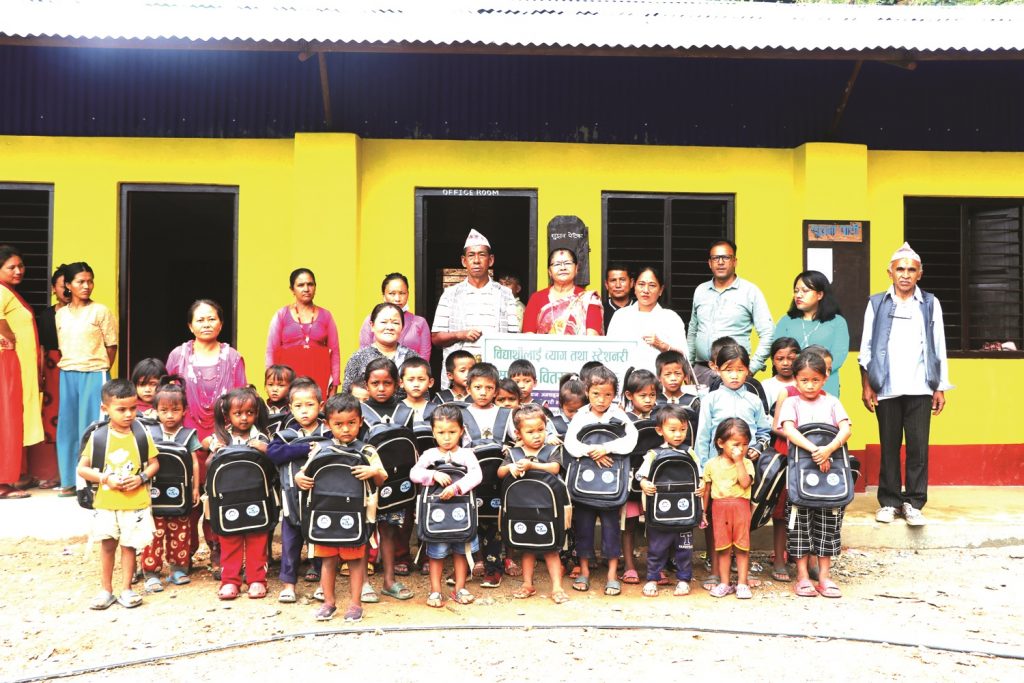 दुर्गमका विद्यार्थीलाई शैक्षिक सामग्री