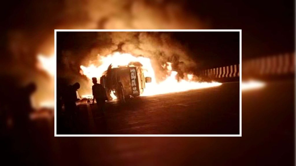 उदयपुरमा गुडिरहेको टिपरमा एकाएक आगलागी