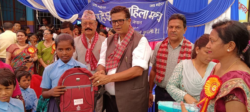 विद्यार्थीलाई स्टेसनरी वितरण