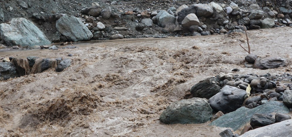 हेवाखोलाको डाइभर्सन बगाएपछि फेरि मेची राजमार्ग अवरुद्ध