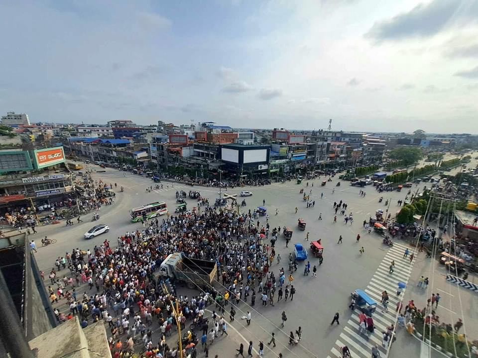 आमाछोरी चढेको स्कुटरलाई टिपरले ठक्कर दिएपछि  इटहरी तनावग्रस्त