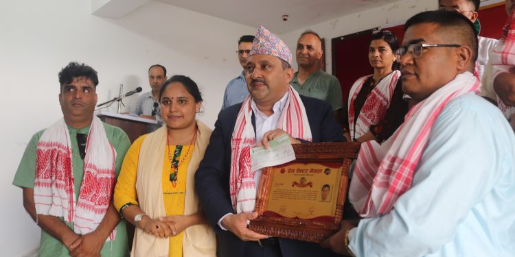 पत्रकार दिपक अधिकारीलाई डी. कौडिन्य स्मृति पत्रकारिता पुरस्कार