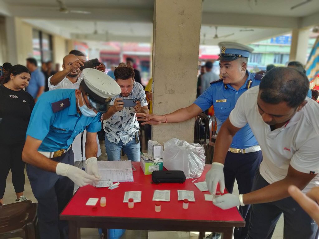 मोरङमा ट्राफिक प्रहरीको ‘लापसे’ अभियान सुरु