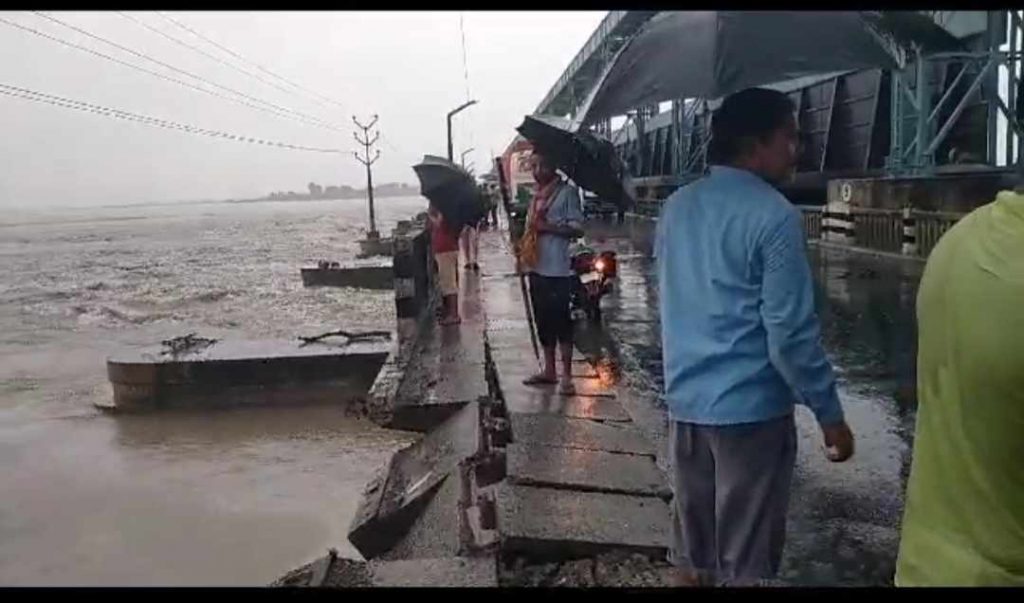 सप्तकोशीको पुलबाट नदिमा खस्यो ट्रक