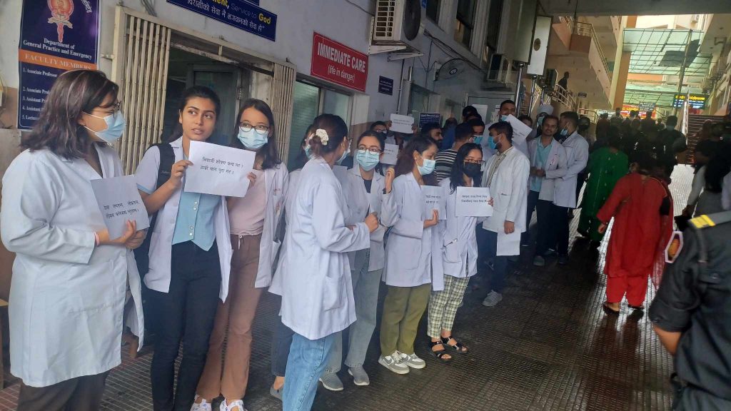 गृहमन्त्रीको राजीनामा माग्ने सांसद शर्माको कलेजले ठगेको भन्दै विद्यार्थी आन्दोलित