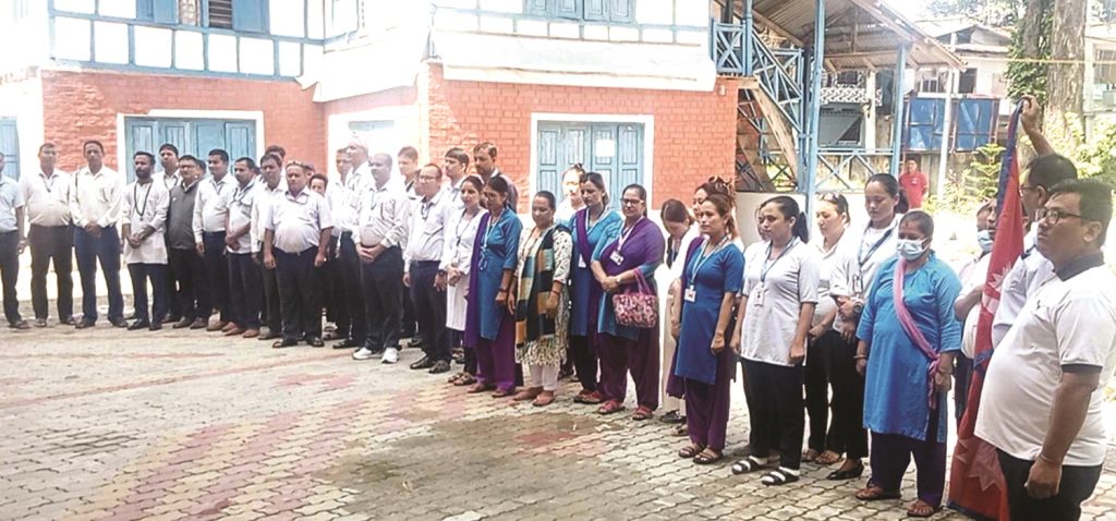 राष्ट्रगान गाएर मात्रै कार्यालय छिर्छन् कर्मचारी