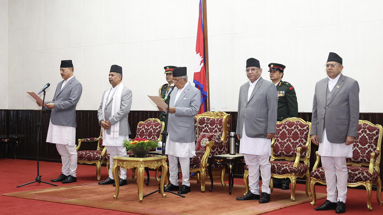 प्रधानन्यायाधीश श्रेष्ठले लिए शपथ