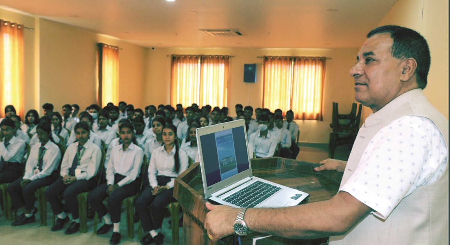 एभरेष्टका विद्यार्थीले सार्वजनिक गरे ‘द एभरेष्ट एक्सप्रेस’